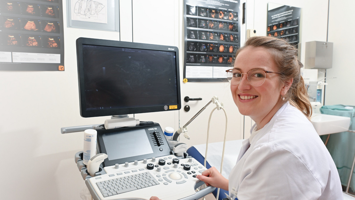 Eine Ärztin mit einem Ultraschallgerät